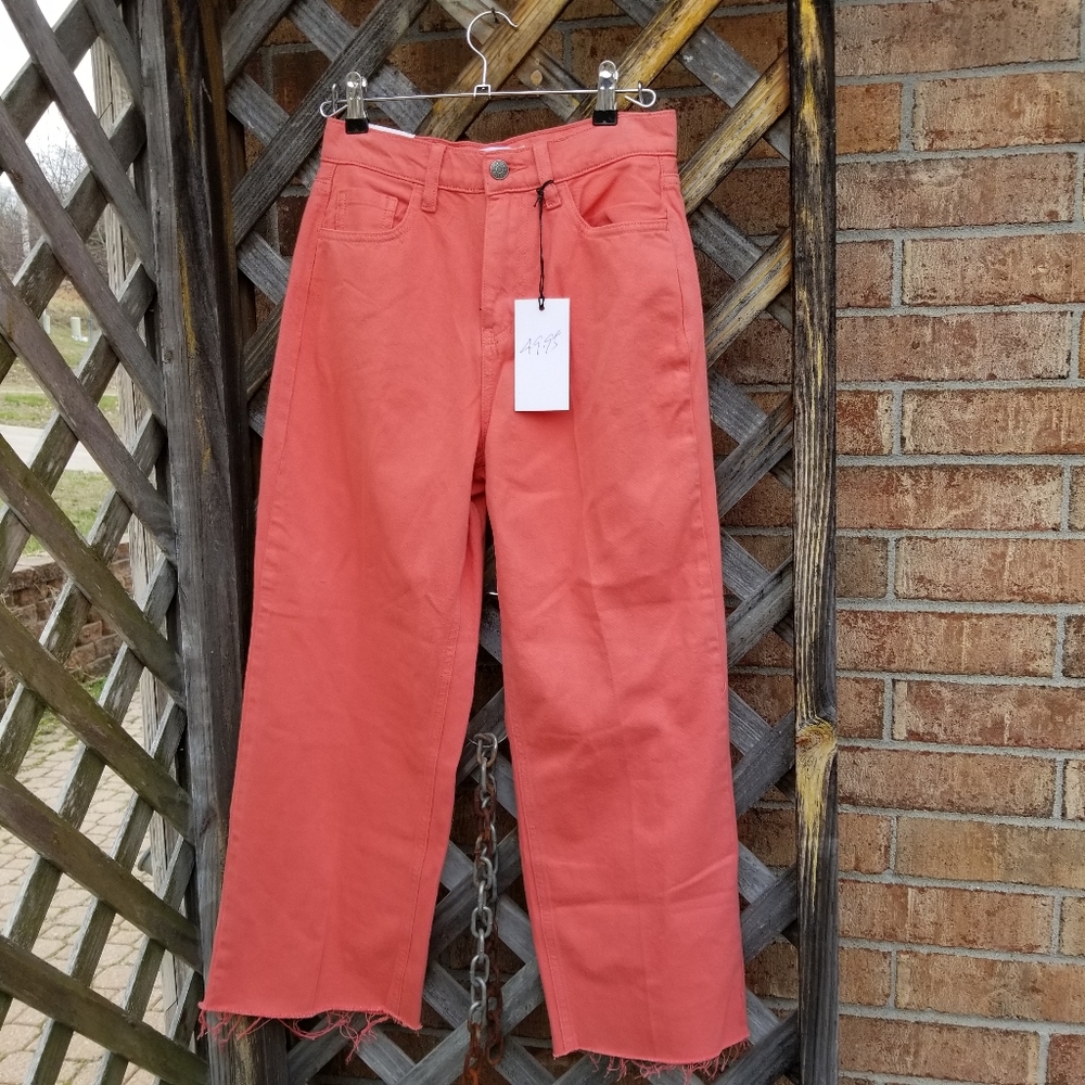NWT CELLO Coral Raw Hem Capri Jeans